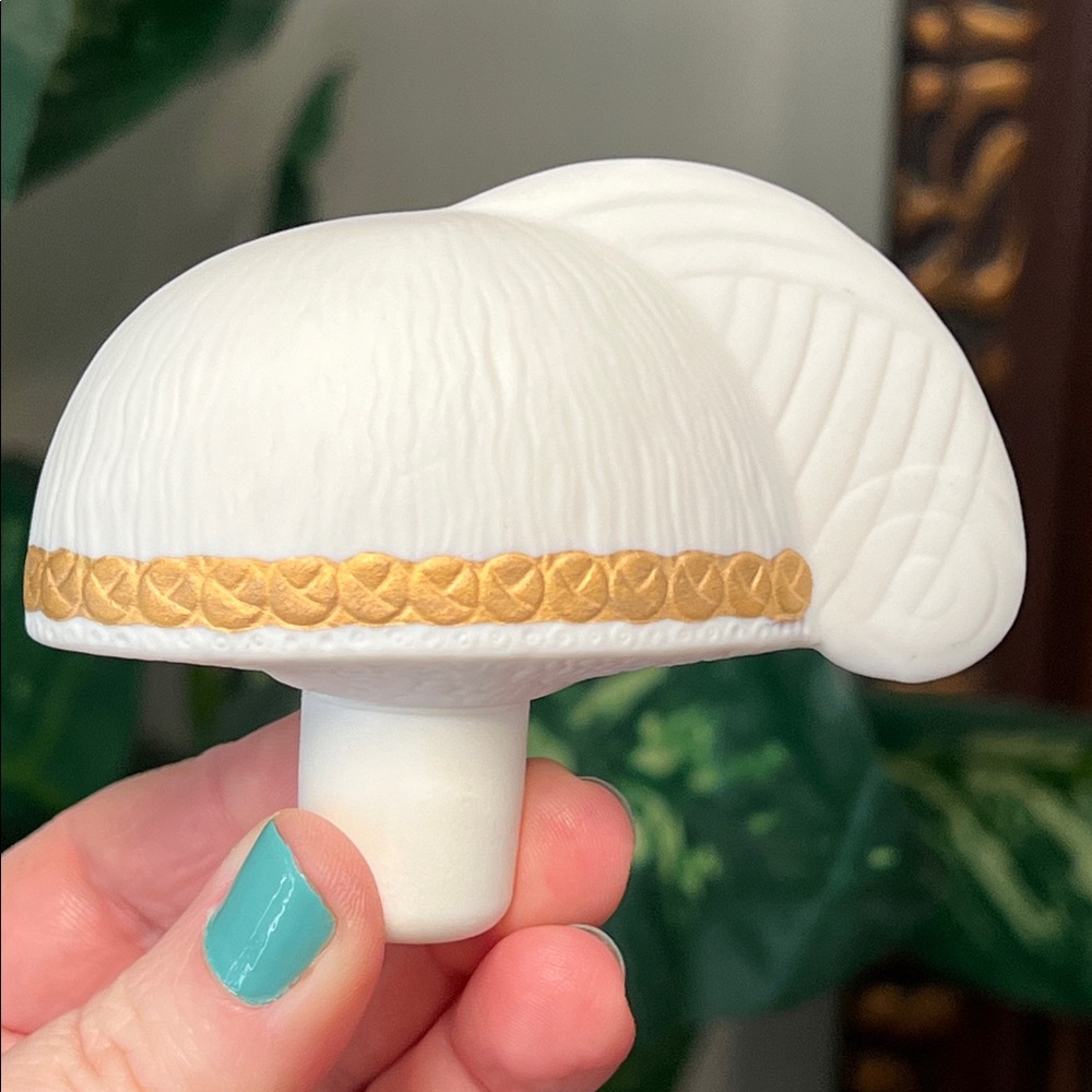 Lladro Privileged Gold Centurion Hall Wine Bisque Porcelain Wine Bottle Stopper